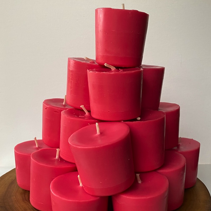 Twenty Dragon's Blood pure soy Classics burn brightly for a total of 700 hours with a luxurious, intoxicating fragrance. Twenty Dragon's Blood pure soy Classics burn brightly for a total of 700 hours with a luxurious, intoxicating fragrance.