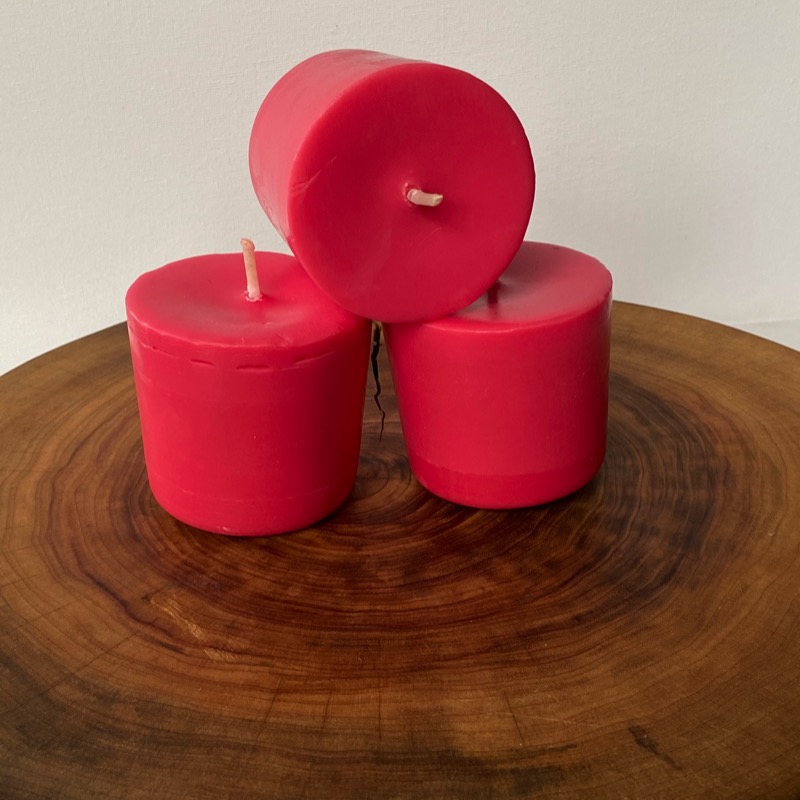 Three Dragon's Blood pure soy Classics burn brightly for a total of 105 hours with a luxurious, intoxicating fragrance. Three Dragon's Blood pure soy Classics burn brightly for a total of 105 hours with a luxurious, intoxicating fragrance.