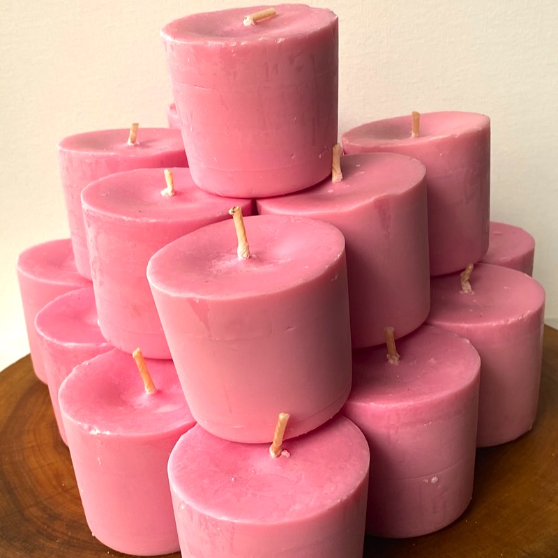 Twenty Rose and Geranium pure soy Classics burn brightly for a total of 700 hours with an exquisitely divine perfume. Twenty Rose and Geranium pure soy Classics burn brightly for a total of 700 hours with an exquisitely divine perfume.