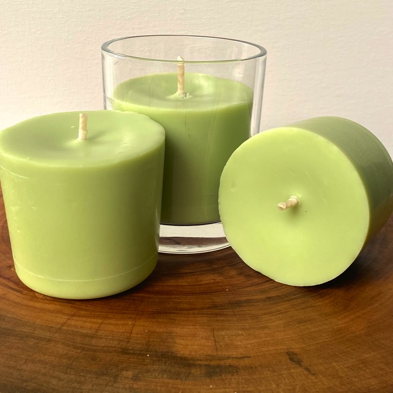 Three Lime, Lemongrass and Cedarwood pure soy Classics, with one glass, burn brightly for a total of 105 hours with an invigorating, citrus-fresh appeal. Three Lime, Lemongrass and Cedarwood pure soy Classics, with one glass, burn brightly for a total of 105 hours with an invigorating, citrus-fresh appeal.
