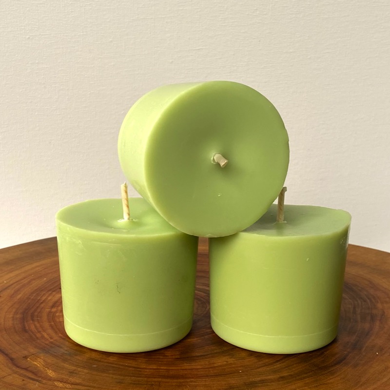 Three Lime, Lemongrass and Cedarwood pure soy Classics burn brightly for a total of 105 hours with an invigorating, citrus-fresh appeal. Three Lime, Lemongrass and Cedarwood pure soy Classics burn brightly for a total of 105 hours with an invigorating, citrus-fresh appeal.