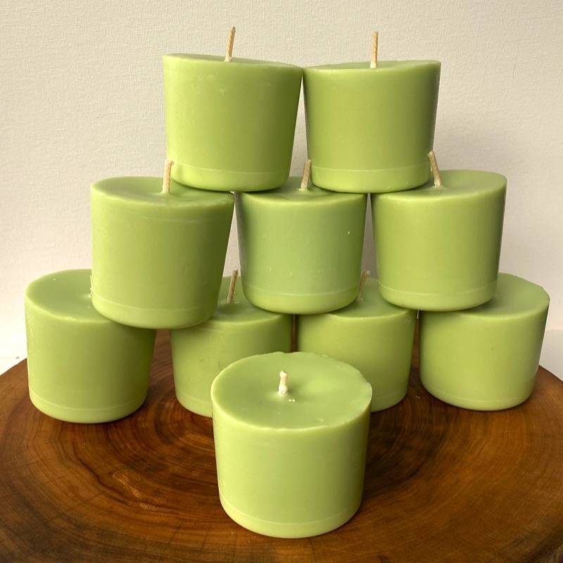 Ten Lime, Lemongrass and Cedarwood pure soy Classics burn brightly for a total of 350 hours with an invigorating, citrus-fresh appeal. Ten Lime, Lemongrass and Cedarwood pure soy Classics burn brightly for a total of 350 hours with an invigorating, citrus-fresh appeal.