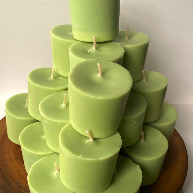 Twenty Lime, Lemongrass and Cedarwood pure soy Classics burn brightly for a total of 700 hours with an invigorating, citrus-fresh appeal. Twenty Lime, Lemongrass and Cedarwood pure soy Classics burn brightly for a total of 700 hours with an invigorating, citrus-fresh appeal.