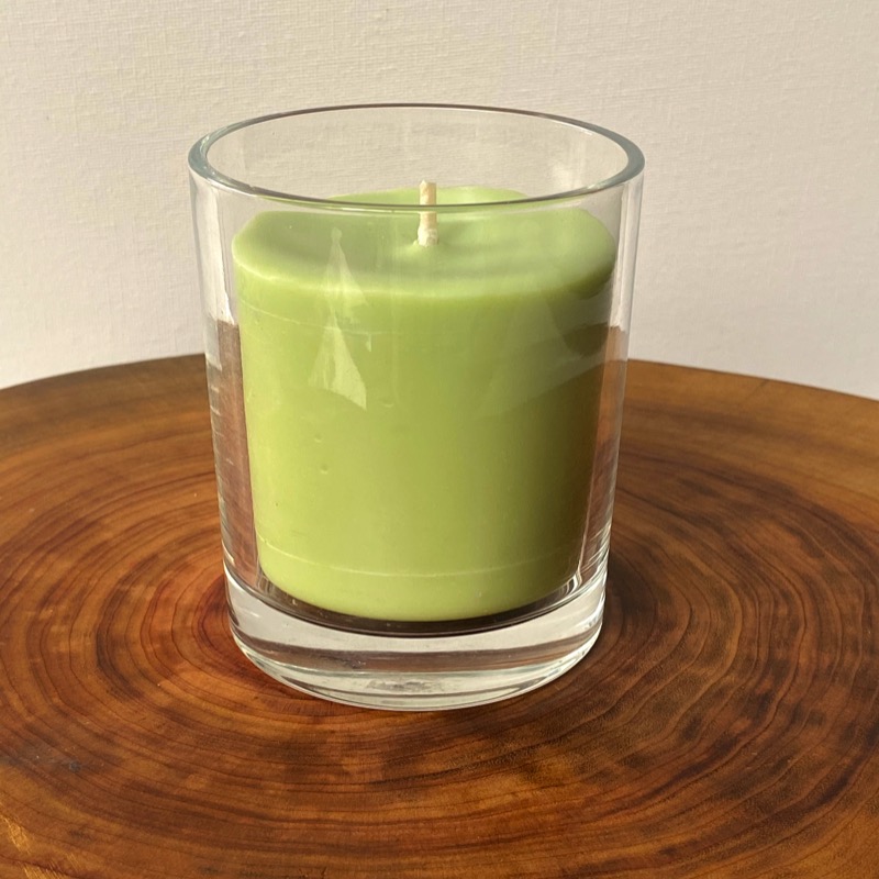 Lime, Lemongrass and Cedarwood pure soy Classic, with glass, burns brightly for a total of 35 hours with an invigorating, citrus-fresh appeal. Lime, Lemongrass and Cedarwood pure soy Classic, with glass, burns brightly for a total of 35 hours with an invigorating, citrus-fresh appeal.