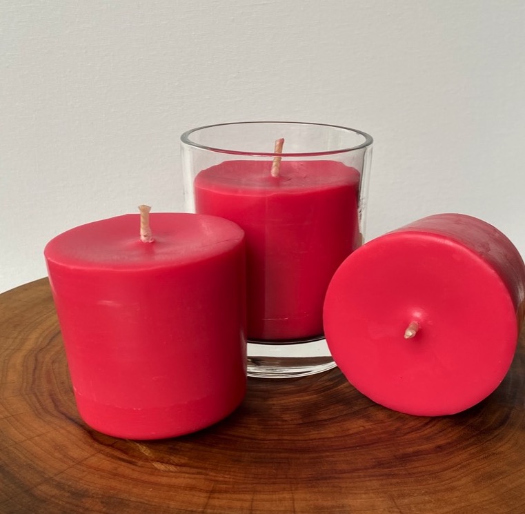 Three Dragon's Blood pure soy Classics, with one glass, burn brightly for a total of 105 hours with a luxurious, intoxicating fragrance. Three Dragon's Blood pure soy Classics, with one glass, burn brightly for a total of 105 hours with a luxurious, intoxicating fragrance.