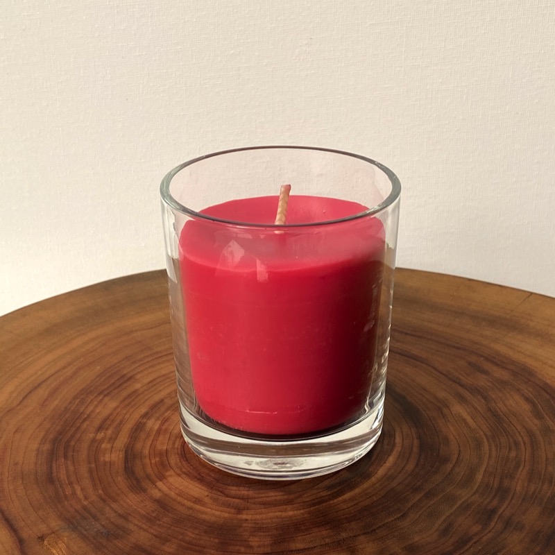 Dragon's Blood pure soy Classic, with glass, burns brightly for a total of 35 hours with a luxurious, intoxicating fragrance. Dragon's Blood pure soy Classic, with glass, burns brightly for a total of 35 hours with a luxurious, intoxicating fragrance.