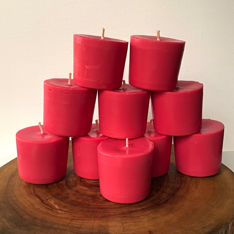 Ten Dragon's Blood pure soy Classics burn brightly for a total of 350 hours with a luxurious, intoxicating fragrance. Ten Dragon's Blood pure soy Classics burn brightly for a total of 350 hours with a luxurious, intoxicating fragrance.