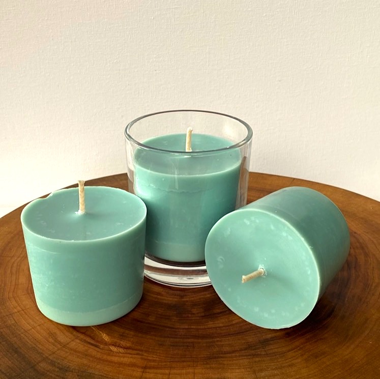 Three Patchouli & Sandalwood pure soy Classics, with one glass, burn brightly for a total of 105 hours with a soothing, sophisticated aroma. Three Patchouli & Sandalwood pure soy Classics, with one glass, burn brightly for a total of 105 hours with a soothing, sophisticated aroma.