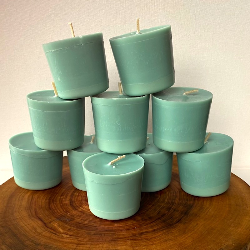 Ten Patchouli & Sandalwood pure soy Classics burn brightly for a total of 350 hours with a deeply soothing, sophisticated aroma. Ten Patchouli & Sandalwood pure soy Classics burn brightly for a total of 350 hours with a deeply soothing, sophisticated aroma.