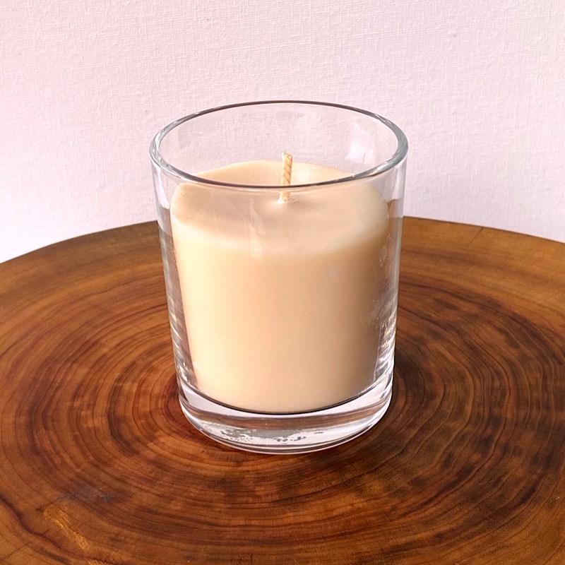 Vanilla Bean pure soy Classic, with glass, burns brightly for a total of 35 hours, with a warm, rich aroma. Vanilla Bean pure soy Classic, with glass, burns brightly for a total of 35 hours, with a warm, rich aroma.