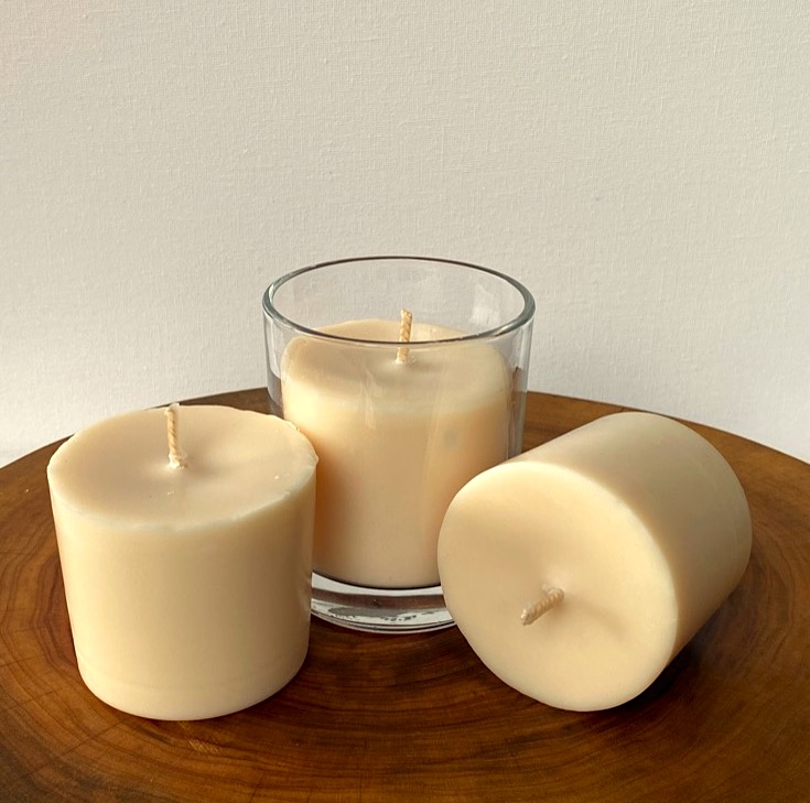 Three Frankincense, Sandalwood & Ylang Ylang pure soy Classics, with one glass, burn brightly for a total of 105 hours with an elegant, sophisticated aroma. Three Frankincense, Sandalwood & Ylang Ylang pure soy Classics, with one glass, burn brightly for a total of 105 hours with an elegant, sophisticated aroma.
