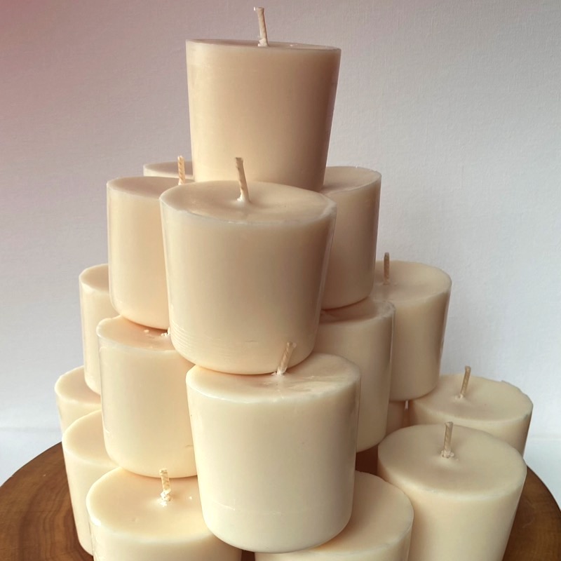 Twenty Lime & Coconut pure soy Classics burn brightly for a total of 700 hours with a refreshing, tropical, zesty aroma. Twenty Lime & Coconut pure soy Classics burn brightly for a total of 700 hours with a refreshing, tropical, zesty aroma.