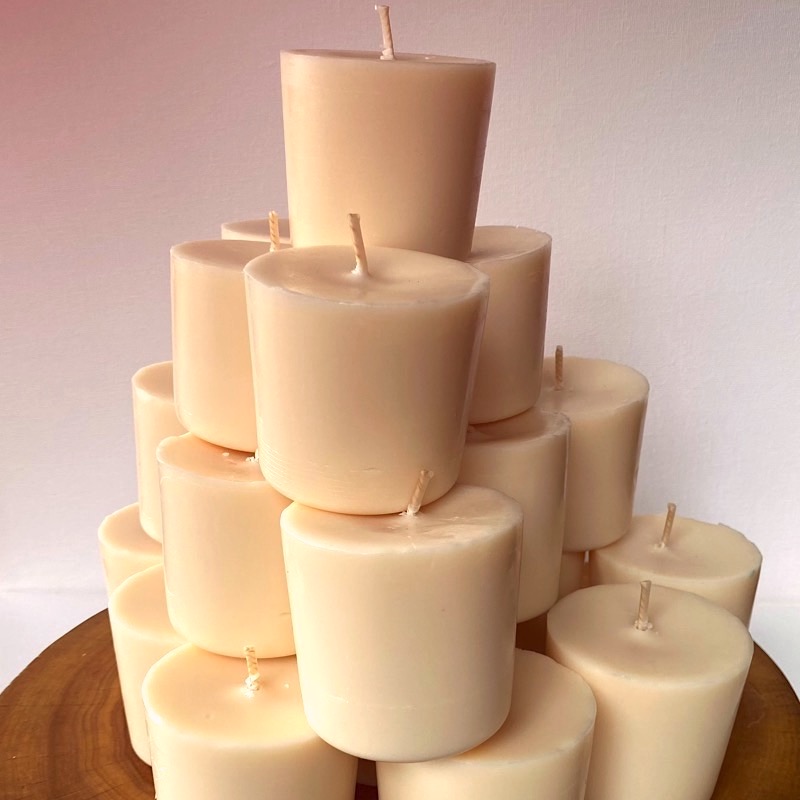 Twenty Vanilla Bean pure soy Classics burn brightly for a total of 700 hours, with a warm, rich aroma. Twenty Vanilla Bean pure soy Classics burn brightly for a total of 700 hours, with a warm, rich aroma.