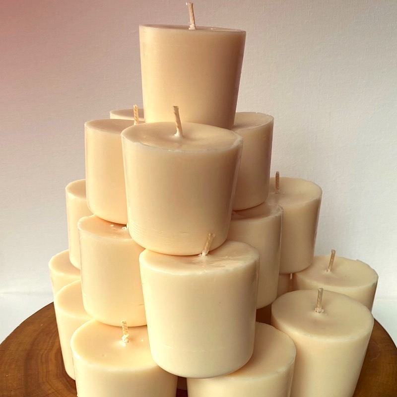 Twenty Frankincense, Sandalwood & Ylang Ylang pure soy Classics burn brightly for a total of 700 hours, with an elegant, sophisticated aroma. Twenty Frankincense, Sandalwood & Ylang Ylang pure soy Classics burn brightly for a total of 700 hours, with an elegant, sophisticated aroma.
