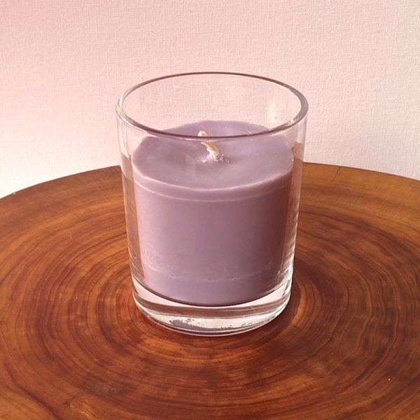 Lavender & Vanilla pure soy Classic, with glass, burns brightly for a total of 35 hours with a lavish, calming aroma.