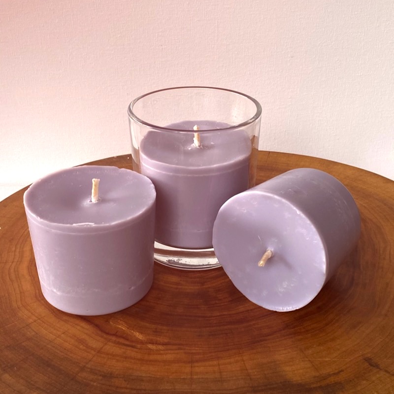 Three Lavender & Vanilla pure soy Classics, with one glass, burn brightly for a total of 105 hours with a lavish, calming aroma. Three Lavender & Vanilla pure soy Classics, with one glass, burn brightly for a total of 105 hours with a lavish, calming aroma.