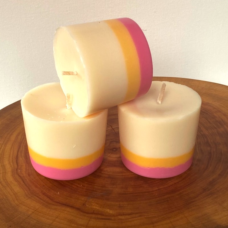 Three Frangipani & Ylang Ylang pure soy Classics burn brightly for a total of 105 hours with a delightfully playful and sweet aroma. Three Frangipani & Ylang Ylang pure soy Classics burn brightly for a total of 105 hours with a delightfully playful and sweet aroma.