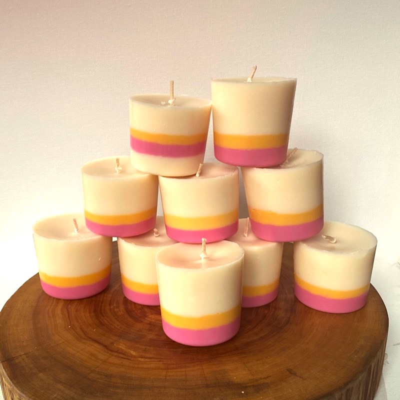 Ten Frangipani & Ylang Ylang pure soy Classics burn brightly for a total of 350 hours with a delightfully playful and sweet aroma. Ten Frangipani & Ylang Ylang pure soy Classics burn brightly for a total of 350 hours with a delightfully playful and sweet aroma.