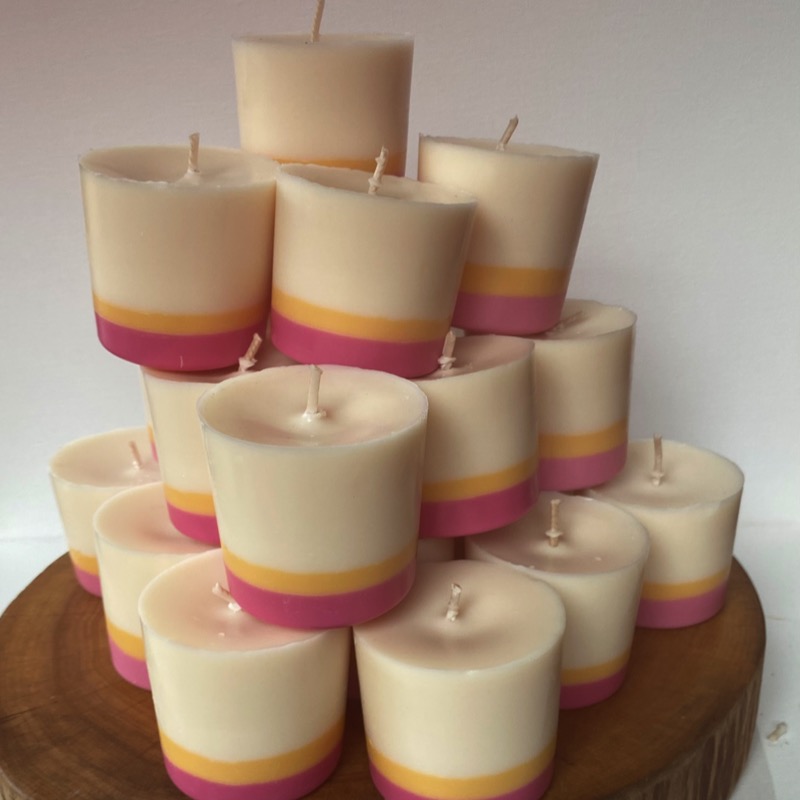 Twenty Frangipani & Ylang Ylang pure soy Classics burn brightly for a total of 700 hours with a delightfully playful and sweet aroma. Twenty Frangipani & Ylang Ylang pure soy Classics burn brightly for a total of 700 hours with a delightfully playful and sweet aroma.
