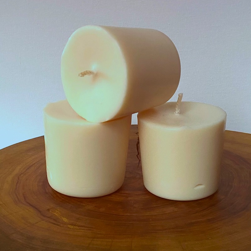 Three Lime & Coconut pure soy Classics burn brightly for a total of 105 hours with a refreshing, tropical, zesty aroma. Three Lime & Coconut pure soy Classics burn brightly for a total of 105 hours with a refreshing, tropical, zesty aroma.