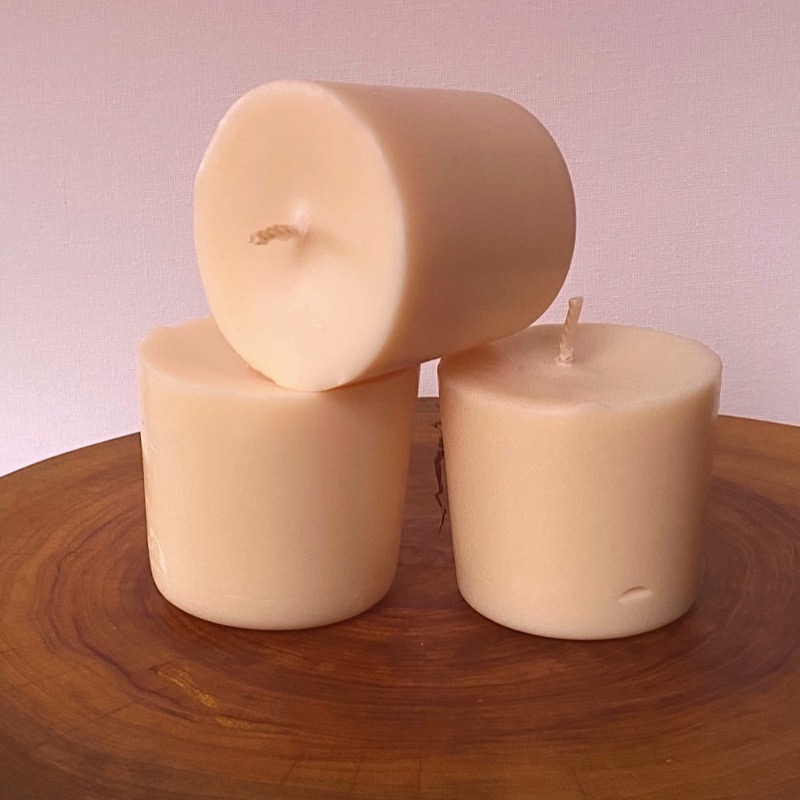 Three Vanilla Bean pure soy Classics burn brightly for a total of 105 hours with a warm, rich aroma. Three Vanilla Bean pure soy Classics burn brightly for a total of 105 hours with a warm, rich aroma.
