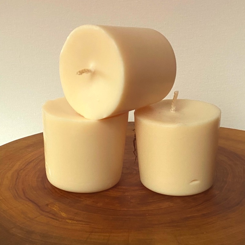 Three Frankincense, Sandalwood & Ylang Ylang pure soy Classics burn brightly for a total of 105 hours with a subtle, sophisticated aroma. Three Frankincense, Sandalwood & Ylang Ylang pure soy Classics burn brightly for a total of 105 hours with a subtle, sophisticated aroma.