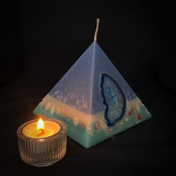 Tutankhamon: the smallest of our pyramid range burning for over 90hr