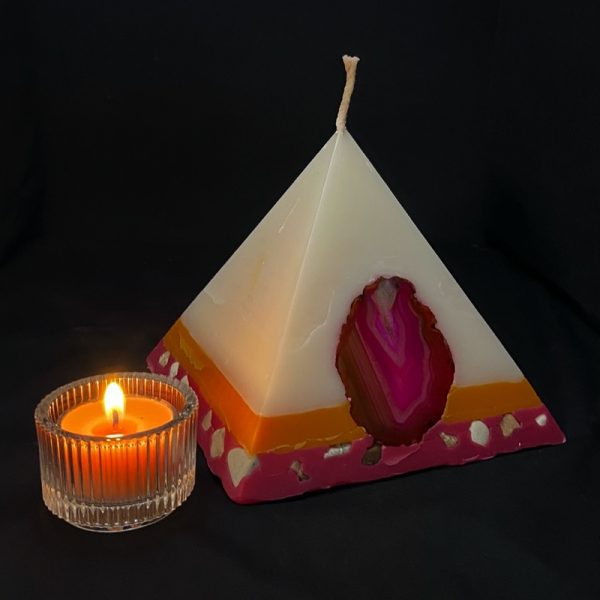 Tutankhamon: the smallest of our pyramid range burning for over 90hr