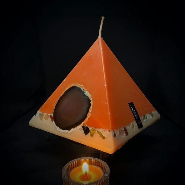 Nefertiti: mid size in our Sweet Orange, Ginger, Cinnamon and Vanilla pyramid range burning over 90hrs. As your pyramid candle burns, the flame illuminates the Agate, revealing the stone's unique variegated patterns, and leaves you with a gorgeous keepsake. This candle further features a variegated coloured base embedded with agate crystal, semi precious stone and river pebbles.