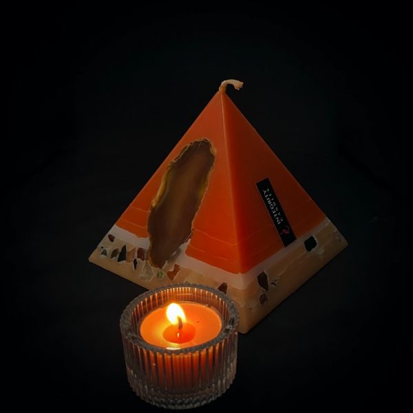 Tutankhamon: the smallest of our Sweet Orange, Ginger, Cinnamon and Vanilla pyramid range burning over 90hrs. As your pyramid candle burns, the flame illuminates the Agate, revealing the stone's unique variegated patterns, and leaves you with a gorgeous keepsake. This candle further features a variegated coloured base embedded with semi precious stone and river pebbles.