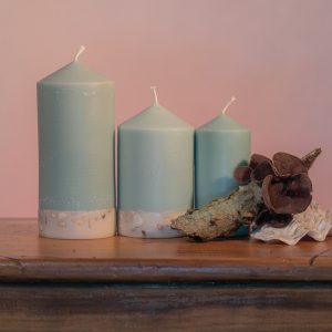 Essential oils of Himalayan Patchouli and Sandalwood create a sophisticated scent reminiscent of the swinging 60s' counter-culture. Teal coloured, this elegant candle features a crisp white base embedded with river pebbles.