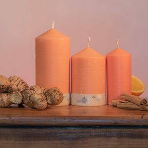 This exotic range is infused with essential oils of Sweet Orange, Ginger, Cinnamon and Vanilla. The attractive apricot coloured candle features a white base embedded with river pebbles.