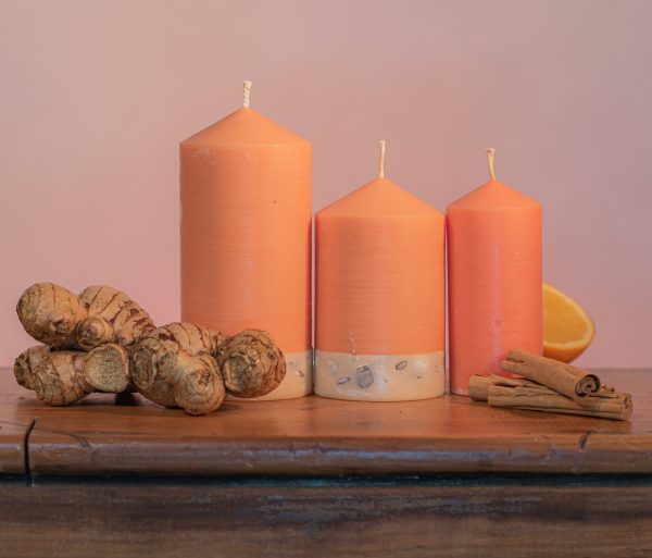 This exotic range is infused with essential oils of Sweet Orange, Ginger, Cinnamon and Vanilla. The attractive apricot coloured candle features a white base embedded with river pebbles.