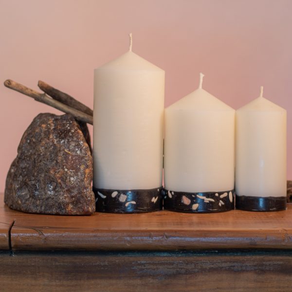 Reminiscent of exotic spice bazaars, the blended essences of Frankincense, Sandalwood and Ylang Ylang endow this range with a subtle sophistication. This is an elegant white candle with a black base embedded with white and pink river pebbles.