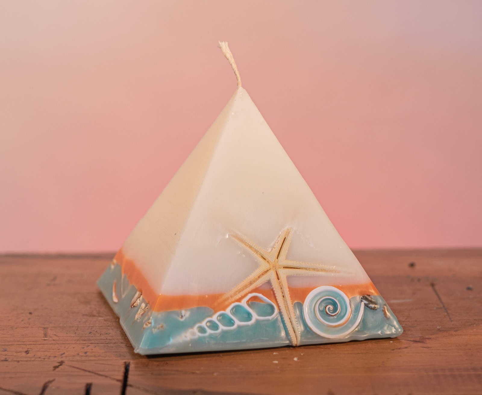 This tropically scented candle range is infused with essential oils of lime and coconut. White in colour, these candles feature an orange and blue banded base embedded with sea shells. As you near the end of your candle's one hundred hours burning, the trove of exotic shells is revealed - your lasting keepsake. This tropically scented candle range is infused with essential oils of lime and coconut. White in colour, these candles feature an orange and blue banded base embedded with sea shells. As you near the end of your candle's one hundred hours burning, the trove of exotic shells is revealed - your lasting keepsake.