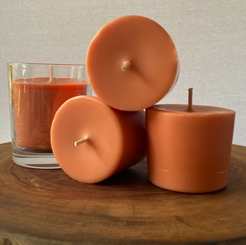Sweet Orange, Ginger, Cinnamon and Vanilla pure soy Classic candles, with one glass, burn brightly for a total of 105 hours with a spicy, winter aroma. Sweet Orange, Ginger, Cinnamon and Vanilla pure soy Classic candles, with one glass, burn brightly for a total of 105 hours with a spicy, winter aroma.