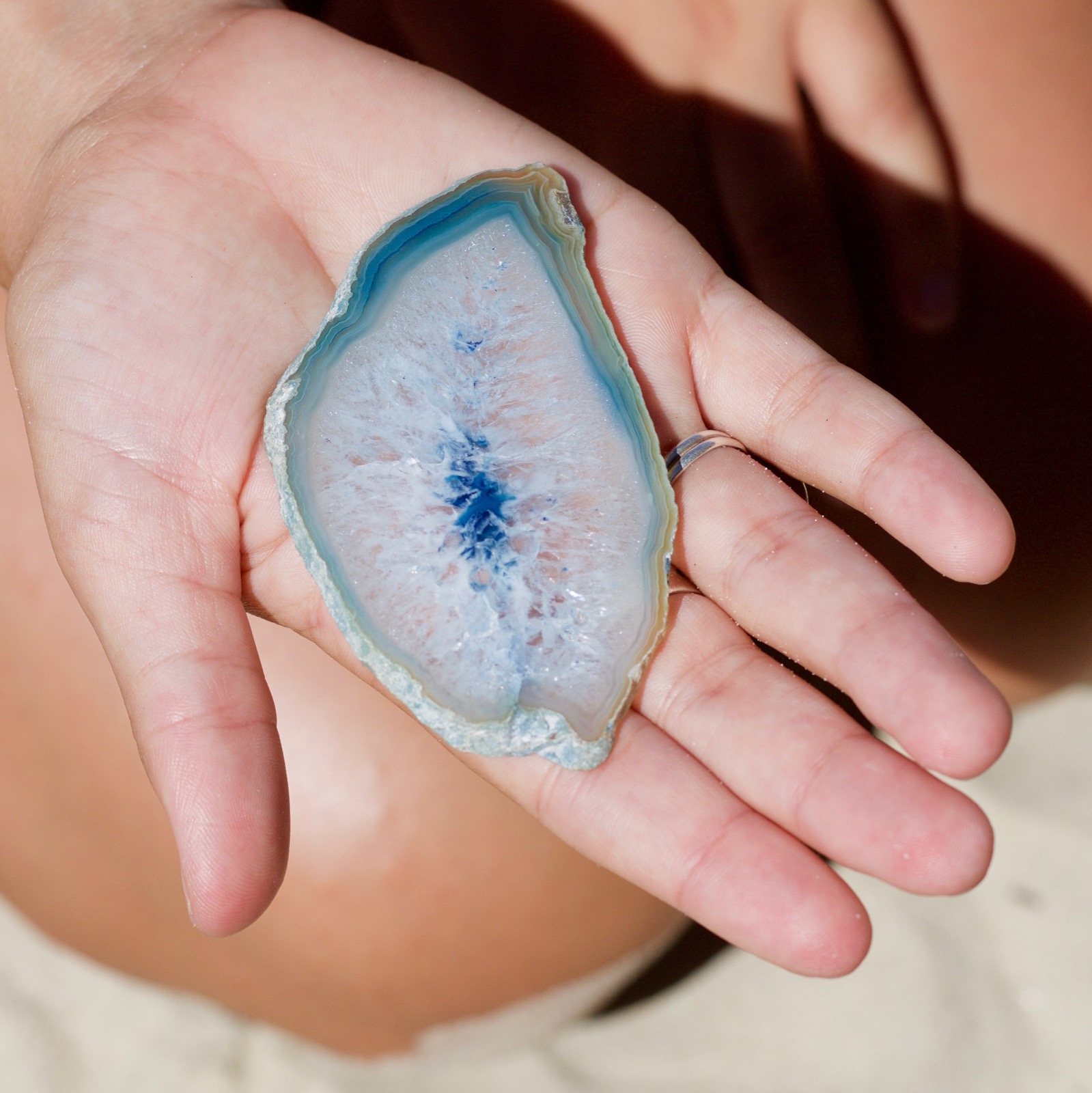 An Agate Crystal slice is embedded into one face of the Pyramid. An Agate Crystal slice is embedded into one face of the Pyramid.