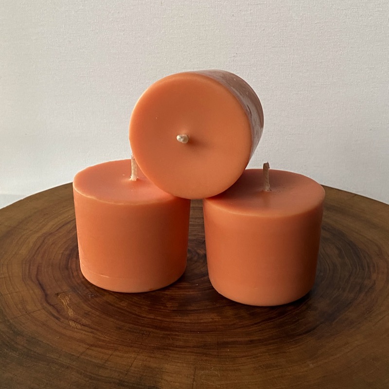 Three Sweet Orange, Ginger, Cinnamon & Vanilla pure soy Classics burn brightly for a total of 105 hours with a balmy, spiced aroma. Three Sweet Orange, Ginger, Cinnamon & Vanilla pure soy Classics burn brightly for a total of 105 hours with a balmy, spiced aroma.