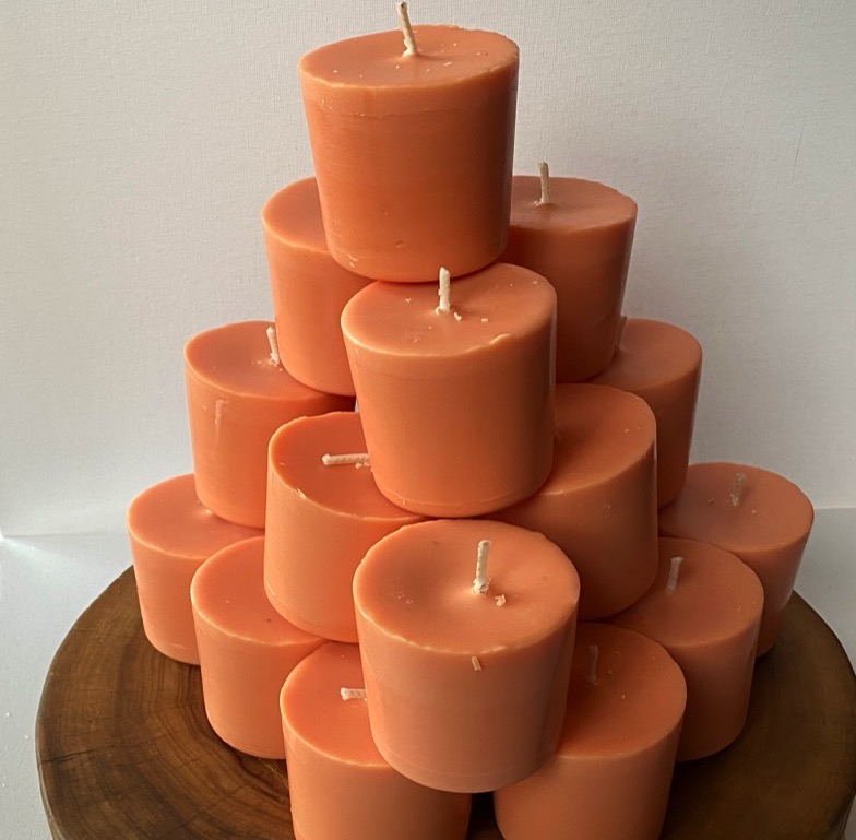 Twenty Sweet Orange, Ginger, Cinnamon & Vanilla pure soy Classics burn brightly for a total of 700 hours with a balmy, spiced aroma. Twenty Sweet Orange, Ginger, Cinnamon & Vanilla pure soy Classics burn brightly for a total of 700 hours with a balmy, spiced aroma.