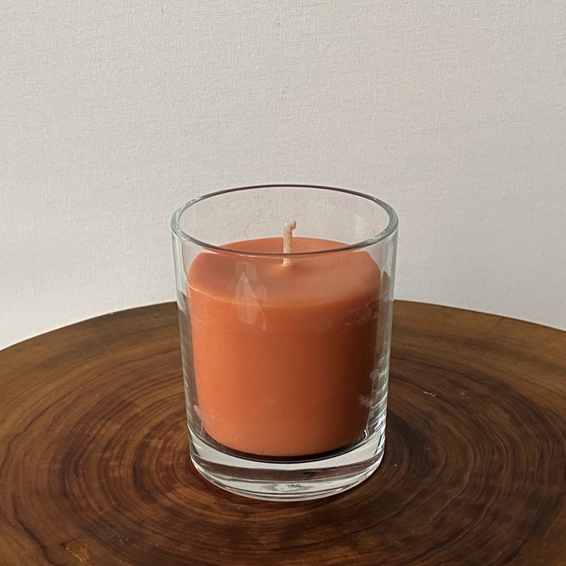 Sweet Orange, Ginger, Cinnamon & Vanilla pure soy Classic, with glass, burns brightly for a total of 35 hours with a balmy, spiced aroma. Sweet Orange, Ginger, Cinnamon & Vanilla pure soy Classic, with glass, burns brightly for a total of 35 hours with a balmy, spiced aroma.